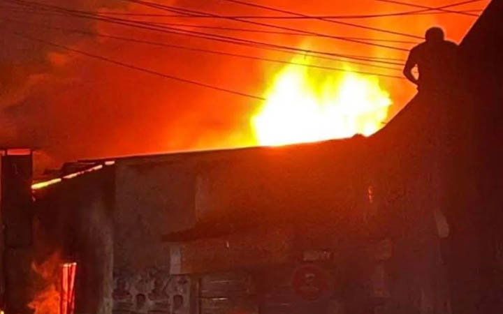 বাড্ডার সাঁতারকুলে একটি কারখানায় আগুন, নিয়ন্ত্রণে আট ইউনিট