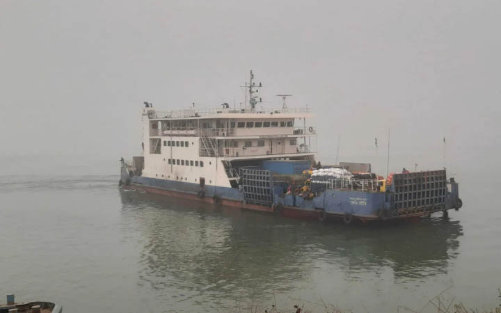 ঘন কুয়াশায় পাটুরিয়া-দৌলতদিয়া নৌরুটে ফেরি চলাচল বন্ধ