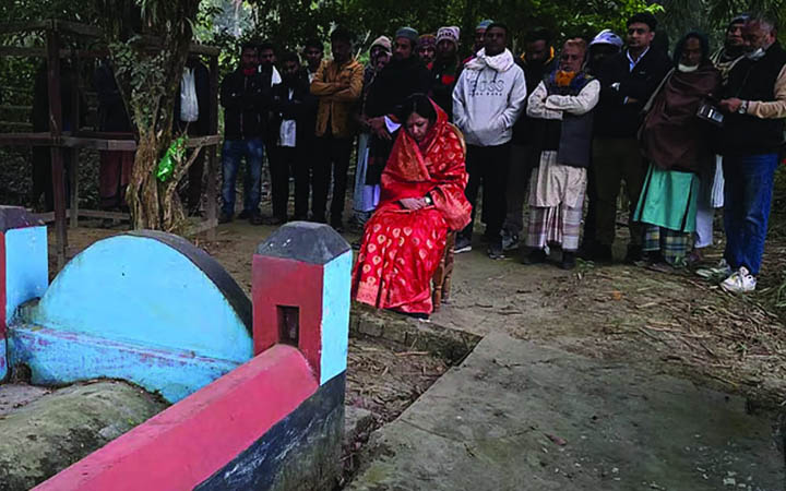 দাদা-দাদির কবর জিয়ারতের মাধ্যমে নির্বাচনী কার্যক্রম শুরু রুমিন ফারহানার
