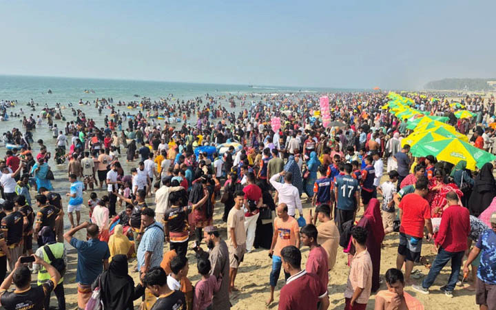 টানা তিন দিনের ছুটিতে কক্সবাজারে পর্যটকের ভিড়