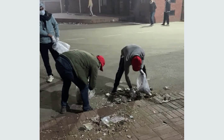 রাতেই সাভারের জাতীয় স্মৃতিসৌধ পরিষ্কার করলেন বিএনপি নেতাকর্মীরা