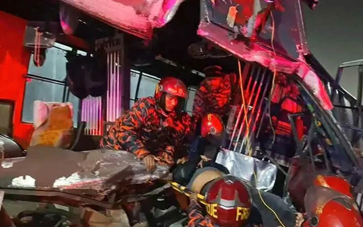 মধ্যরাতে ঢাকা-মাওয়া এক্সপ্রেসওয়েতে বাস-ট্রাক সংঘর্ষ, আহত দশ
