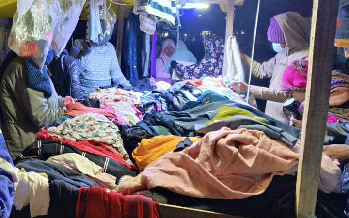 বেতাগীতে ফুটপাতে শীতবস্ত্রের দোকানে উপচেপড়া ভিড়