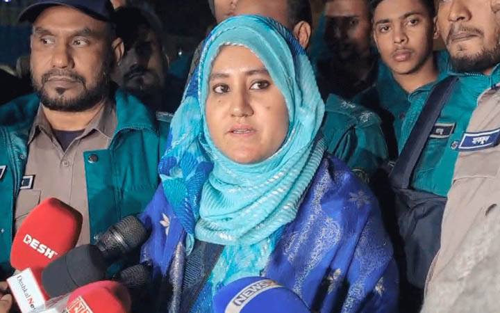 মহাখালীতে ডিএনসিসির অবৈধ বিলবোর্ড উচ্ছেদ অভিযান