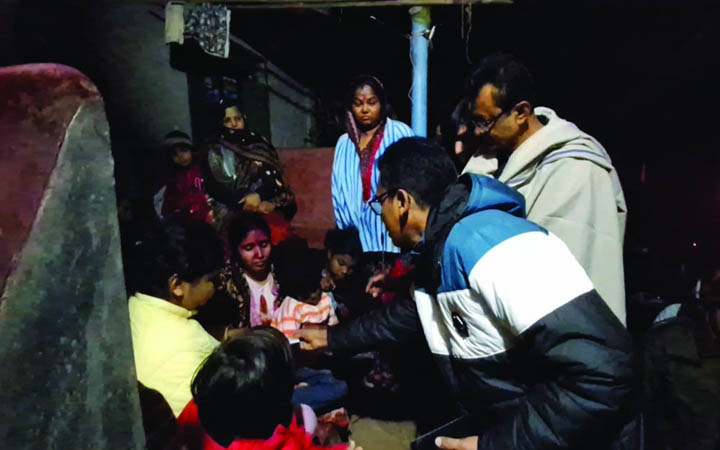 ডামুড্যায় খোকনের পরিবারের পাশে জেলা প্রশাসক
