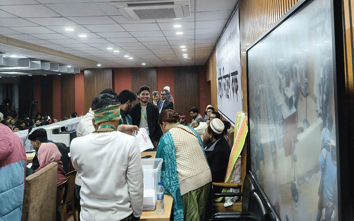 জকসু নির্বাচনের ভোট গণনা চলছের ভোট গণনা চলছে