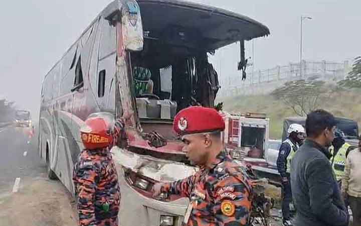 ঢাকা-মাওয়া এক্সপ্রেসওয়েতে ট্রাকে বাসের ধাক্কা, নিহত ১