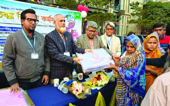 রয়্যাল ইউনিভার্সিটিতে সেমিনার ও শীতার্ত মানুষের মাঝে কম্বল বিতরণ