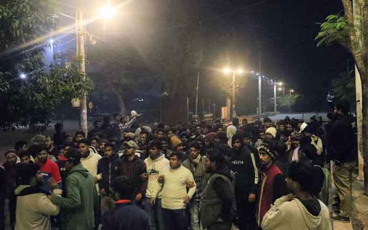 রেজিস্ট্রেশন ফি বাড়ানোর প্রতিবাদে খুবিতে বিক্ষোভ