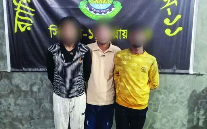 নারায়ণগঞ্জের ফতুল্লায় দেশীয় অস্ত্র ও মাদকসহ তিন ডাকাত গ্রেপ্তার