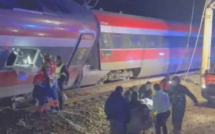 স্পেনে ট্রেনের সংঘর্ষে নিহত ২১