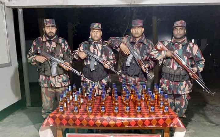 চাঁপাইনবাবগঞ্জ সীমান্তে বিজিবির অভিযানে ভারতীয় গরু ও মদ জব্দ