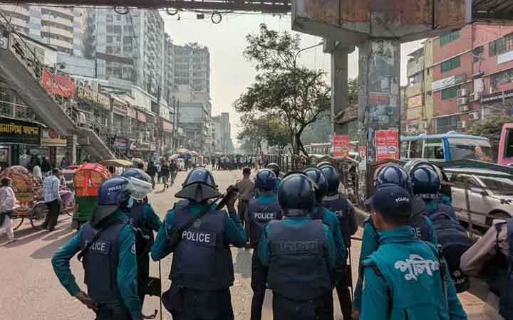 পুলিশের সঙ্গে ঢাকা কলেজের শিক্ষার্থীদের সংঘর্ষ