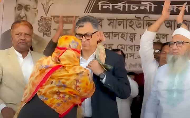 বিএনপি নেতা সালাহউদ্দিনকে টাকার মালা পরিয়ে দিলেন মহিলা দলের নেত্রী