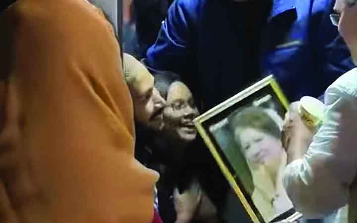 কিশোরীর হাত নাড়ানো দৃষ্টি কাড়ে তারেক রহমানের, শুনলেন তার কথা