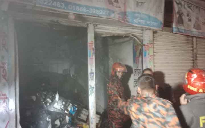 গলাচিপায় দর্জির দোকানে আগুন, প্রায় ৫০ লাখ টাকার ক্ষতি