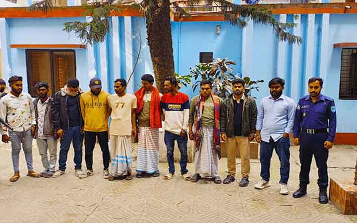 সাভারে গাছ ফেলে ডাকাতির প্রস্তুতি: দেশীয় অস্ত্রসহ ৮ ডাকাত গ্রেপ্তার