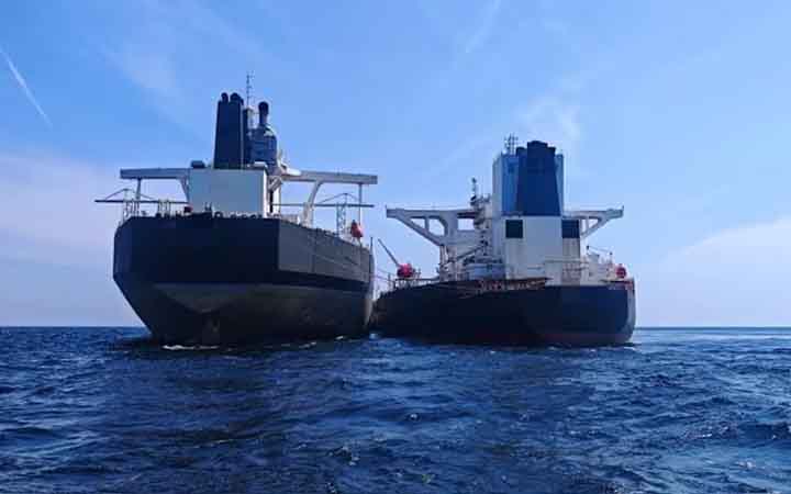 মালয়েশিয়ায় ১২৯ মিলিয়ন ডলারের তেলসহ দুইটি ট্যাংকার জব্দ, আটক ৫৩