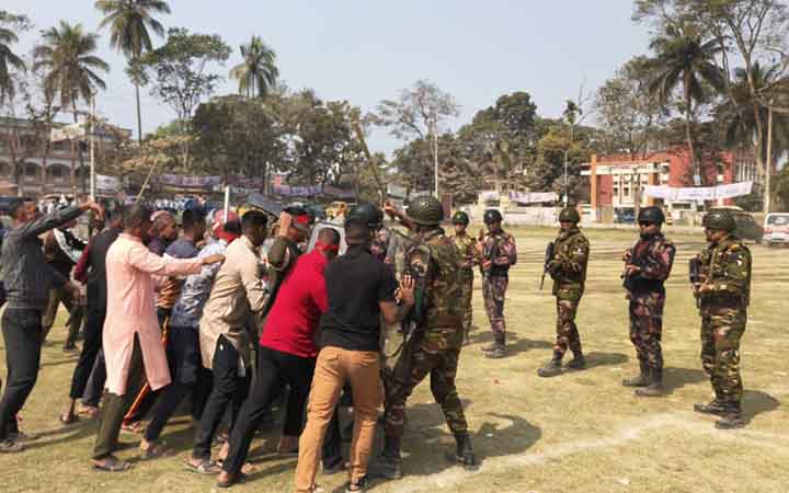 দেবীদ্বারে নির্বাচনী নিরাপত্তায় সেনাবাহিনীর মহড়া