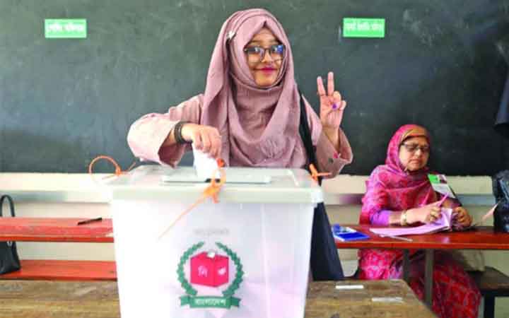 প্রথম ভোট দিলেন তারা