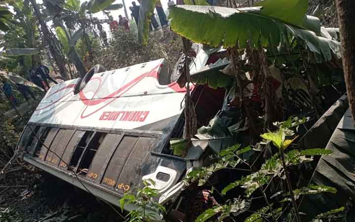 ফরিদপুরের নগরকান্দায় নিয়ন্ত্রণ হারিয়ে বাস খাদে, আহত ১৫