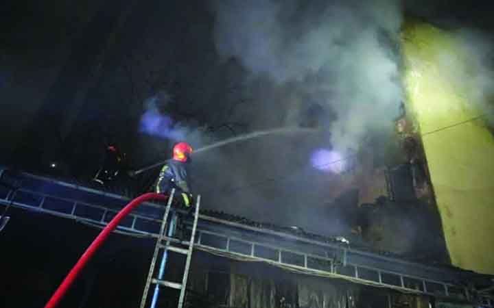 রাজধানীর কারওয়ান বাজারের আগুন, দুই ঘণ্টার চেষ্টায় নিয়ন্ত্রণে