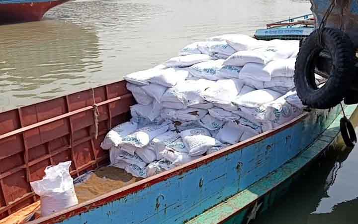 লক্ষ্মীপুরে নদীপথে পাচারের সময় ৩০০ বস্তা সার জব্দ, জরিমানা
