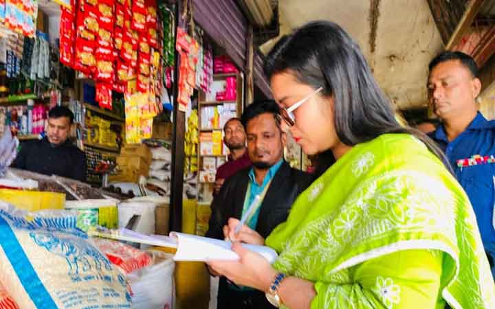 গাজীপুরের কালিগঞ্জ বাজারে রমজান উপলক্ষে ভ্রাম্যমাণ আদালতের অভিযান, ৪ দোকানিকে জরিমানা