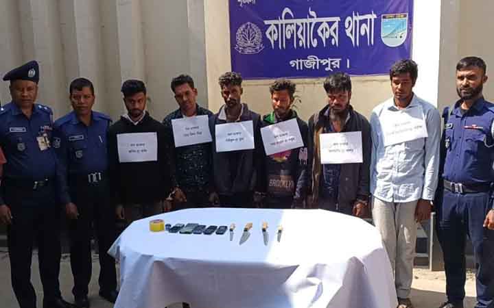 যাত্রীবাহী বাসে ডাকাতির প্রস্তুতিকালে দেশীয় অস্ত্রসহ গ্রেপ্তার ছয়