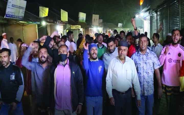 সিরাজগঞ্জে ওসির অপসারণ দাবিতে স্থানীয়দের বিক্ষোভ