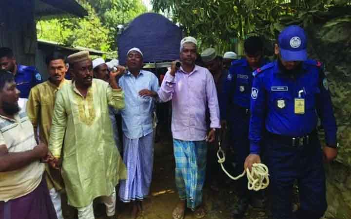 কক্সবাজারের রামুতে  হাতকড়া নিয়ে মায়ের জানাজায় দুই সহোদর আওয়ামী লীগ নেতা