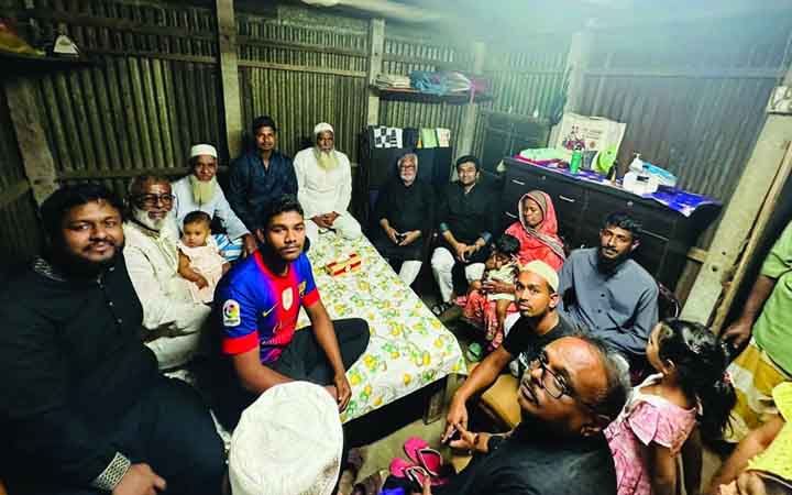শহীদ রিয়াজের পরিবারের সঙ্গে আমানউল্লাহ আমানের ইফতার