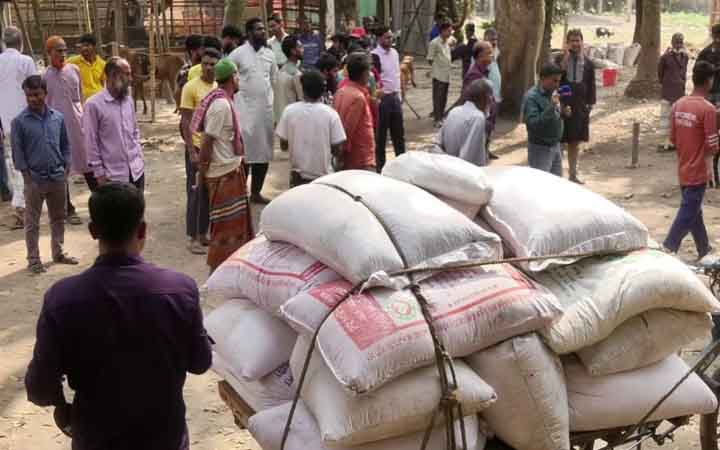 রংপুরে বিপুল পরিমাণ টিসিবির পণ্য উদ্ধার, ডিলার আটক