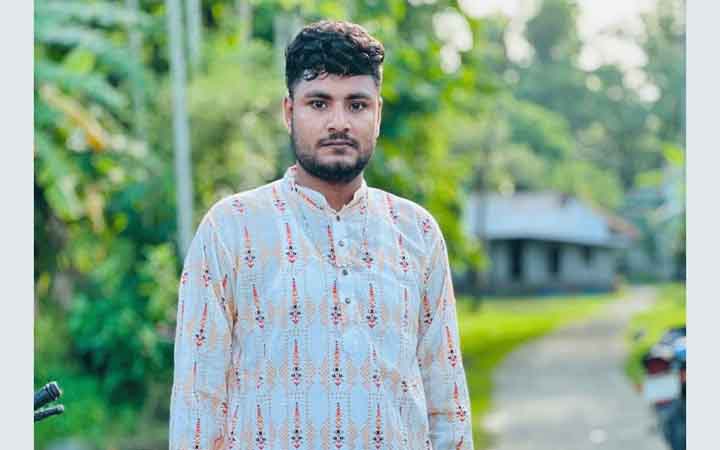 লক্ষ্মীপুরে  দাঁড়িয়ে থাকা লরিতে ধাক্কায় মোটরসাইকেল আরোহী বিকাশকর্মীর মৃত্যু