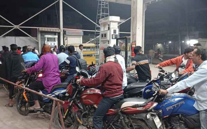 পাবনার পেট্রল পাম্পগুলোতে বাইকারদের উপচে পড়া ভিড়