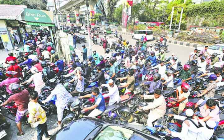 তেল গ্যাস সংকটের শঙ্কায় পাম্পে প্রচণ্ড ভিড়