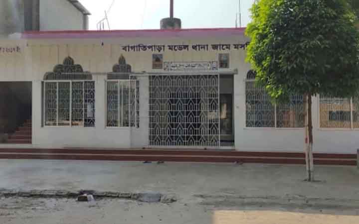 নাটোরের  বাগাতিপারায় এবার মসজিদের ইমামের ভাইকে কুপিয়ে আহত