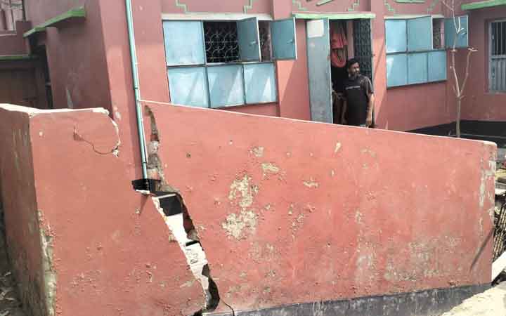 চাঁপাইনবাবগঞ্জে ড্রেন নির্মাণের সময় দেয়াল ধসে শ্রমিক নিহত