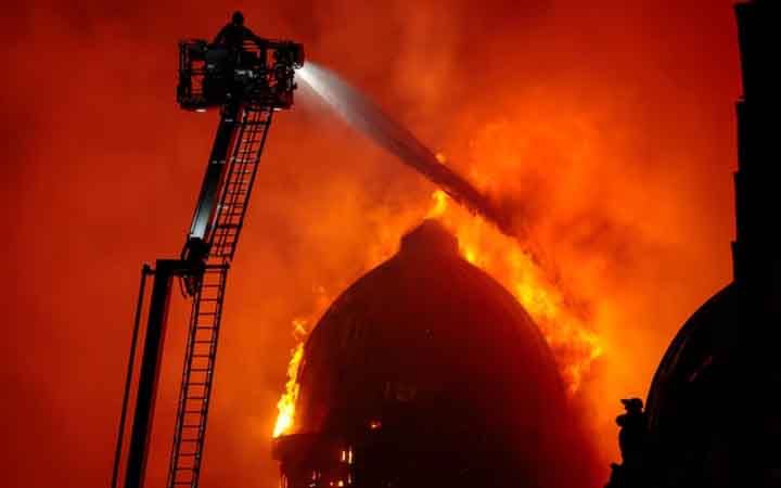 স্কটল্যান্ডের বাণিজ্যিক ভবনে আগুন, বন্ধ রেলসেবা