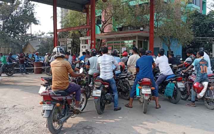 পাবনায় দুই দিনের পেট্রোল ফুরাচ্ছে কয়েক ঘণ্টায়