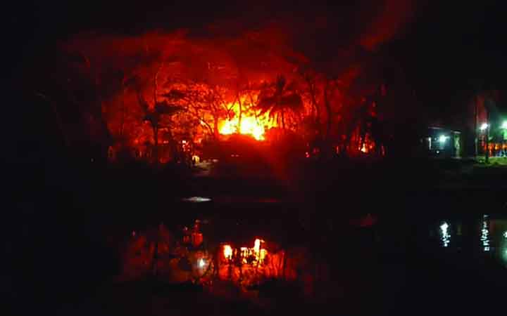 মাদারীপুরে হাতবোমা বিস্ফোরণ ঘটিয়ে প্রতিপক্ষের বসতঘরে অগ্নিসংযোগ-লুটপাট