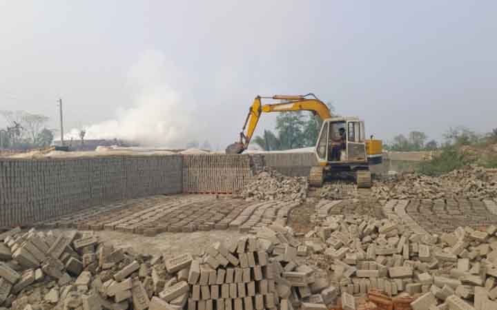 বাগেরহাটে সাতটি অবৈধ ইটভাটার ৪ লাখ কাঁচা ইট ধ্বংস