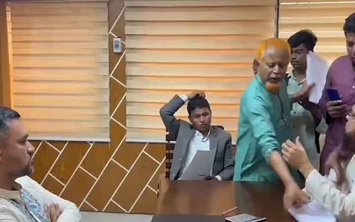 ইউএনও কার্যালয়ে ঢুকে নিয়োগ পরীক্ষার কাগজপত্র ছিনিয়ে নিলেন বিএনপি নেতা