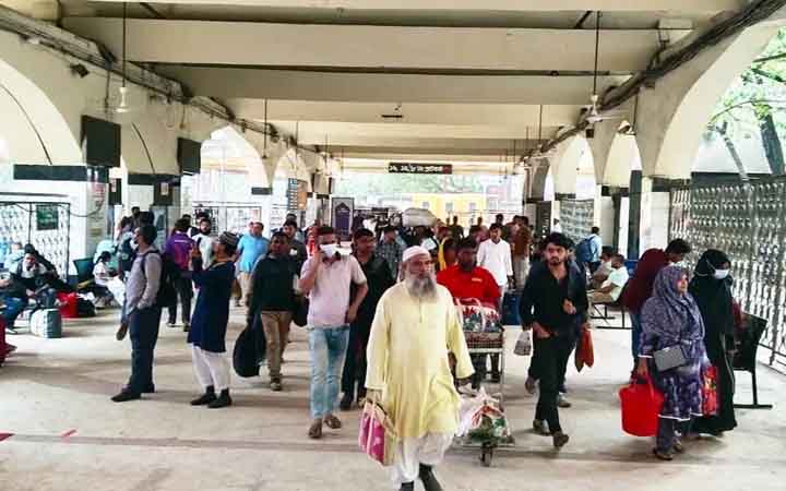 বাস, ট্রেন ও লঞ্চ টার্মিনালে চাপ বেড়েছে ঘরমুখো মানুষের