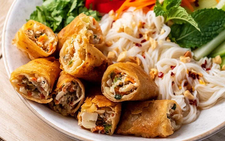 সহজ রেসিপিতে ঘরেই তৈরি করুন নুডলস রোল