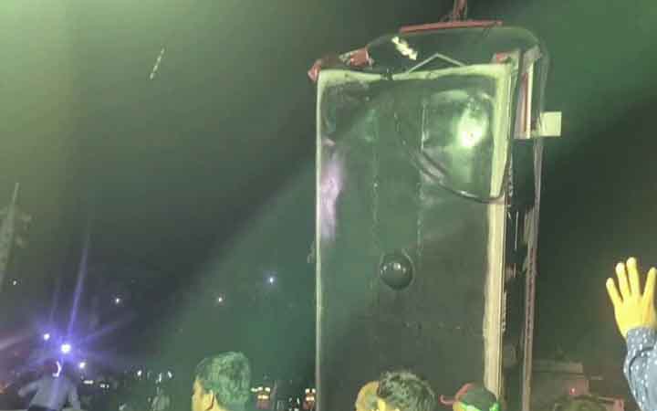 ক্রেন দিয়ে তোলা হয়েছে বাস, মৃত্যুর সংখ্যা বেড়ে ১৮