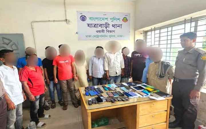 যাত্রাবাড়ীতে ৬২টি মোবাইলসহ চোর চক্রের ১২ জন গ্রেপ্তার