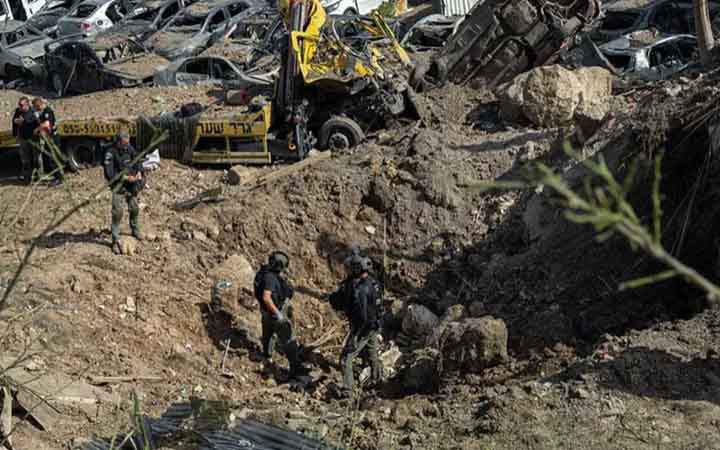 মধ্য ইসরায়েলে একাধিক ইরানি মিসাইলের আঘাত, বিশাল গর্ত
