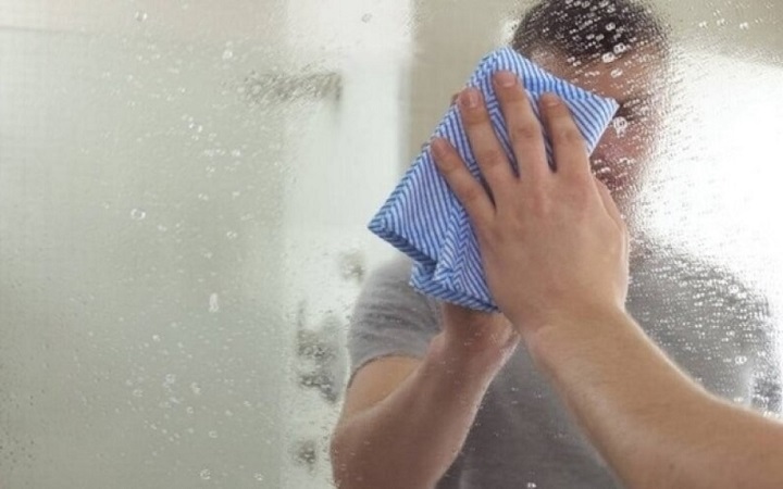 ঘোলাটে আয়না পরিষ্কার করার ৩ সহজ উপায়