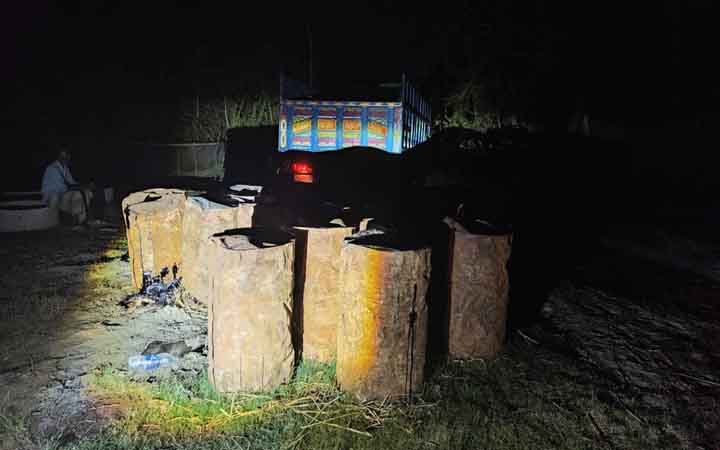 জিয়ানগরে  ছাত্রদলের সাবেক নেতার কাছ থেকে ৫৮ ব্যারেল চোরাই বিটুমিন উদ্ধার